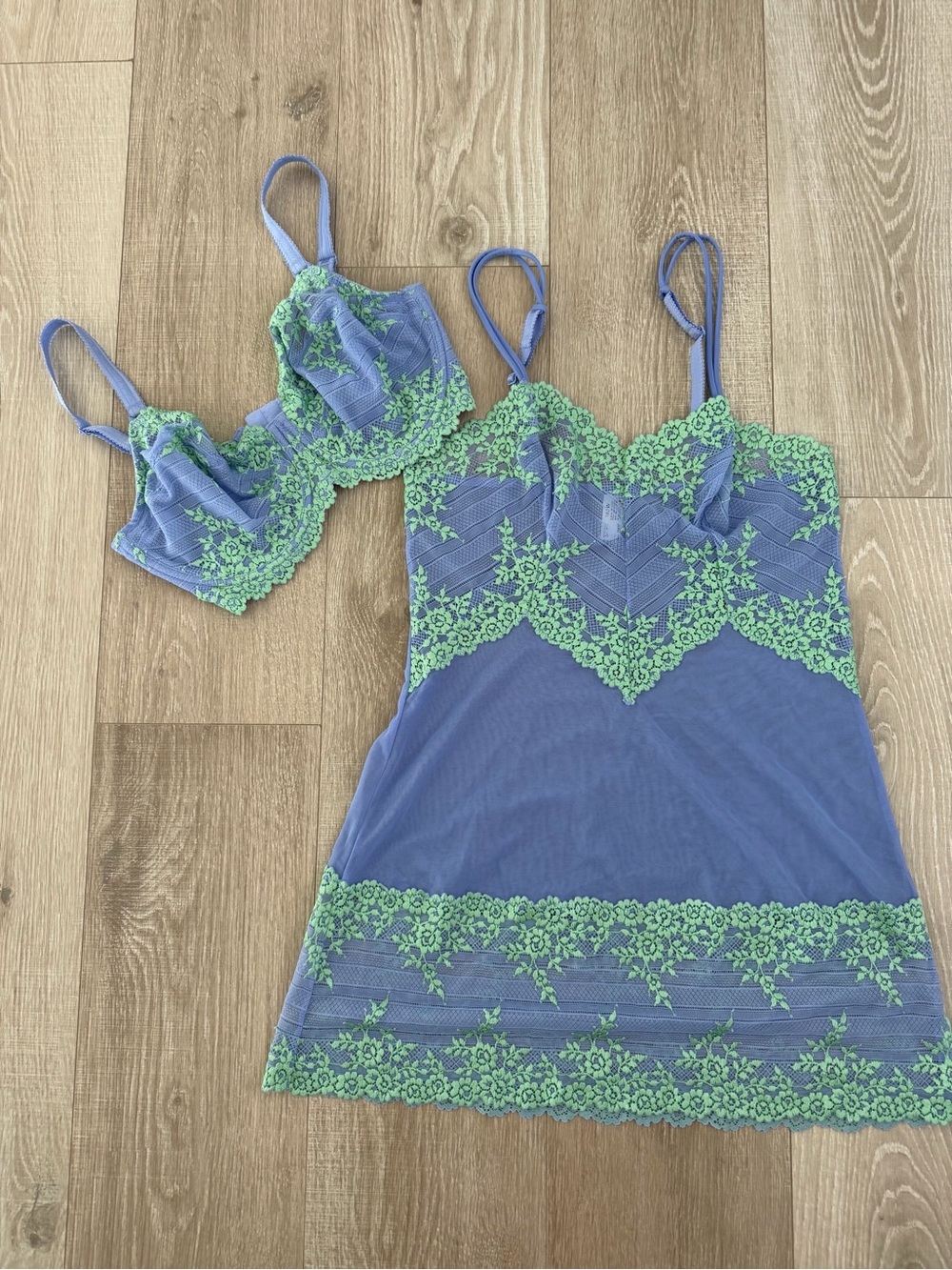 Wacoal Blue Chemise with Green Lace Trim. BRA SIZE 34DDD.  CHEMISE SIZE MEDIUM